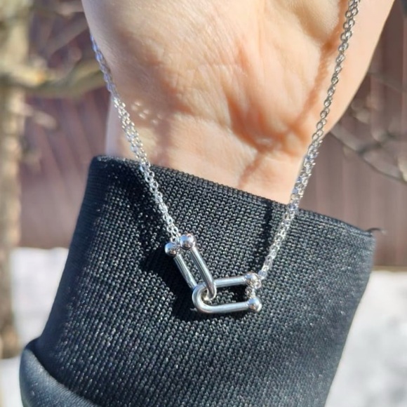 Gorgeous silver interlocking loop pendant necklace - Picture 2 of 9